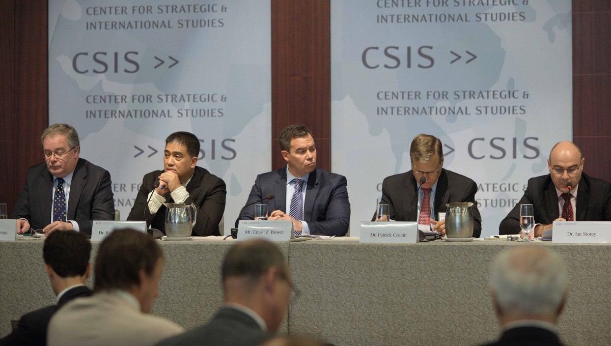 Trung tâm Nghiên cứu chiến lược và quốc tế (CSIS) có trụ sở tại thủ đô Washington (Mỹ) ngày 21/7 (ngày 22/7 theo giờ Việt Nam) đã tổ chức Hội thảo thường niên lần thứ 5 về Biển Đông, diễn đàn để giới học giả trao đổi về những diễn biến mới nhất và phân tích các lựa chọn chính sách tại vùng biển này. Hội thảo kéo dài một ngày này được chia làm bốn nội dung thảo luận chính gồm: Các diễn biến gần đây trên Biển Đông, Các vấn đề pháp lý và các quan ngại, Cán cân quân sự-trật tự khu vực và Can dự trong một cuộc khủng hoảng. Hai vấn đề “nóng” tại cuộc hội thảo lần này là việc Philippines kiện Trung Quốc ra Tòa án Trọng tài thường trực (PCA) của Liên hợp quốc và việc Trung Quốc thời gian qua tiến hành  xây dựng đảo nhân tạo trái phép ở Biển Đông.Trong ảnh: Các diễn giả tham dự Hội thảo. Ảnh: Thanh Tuấn –TTXVN 