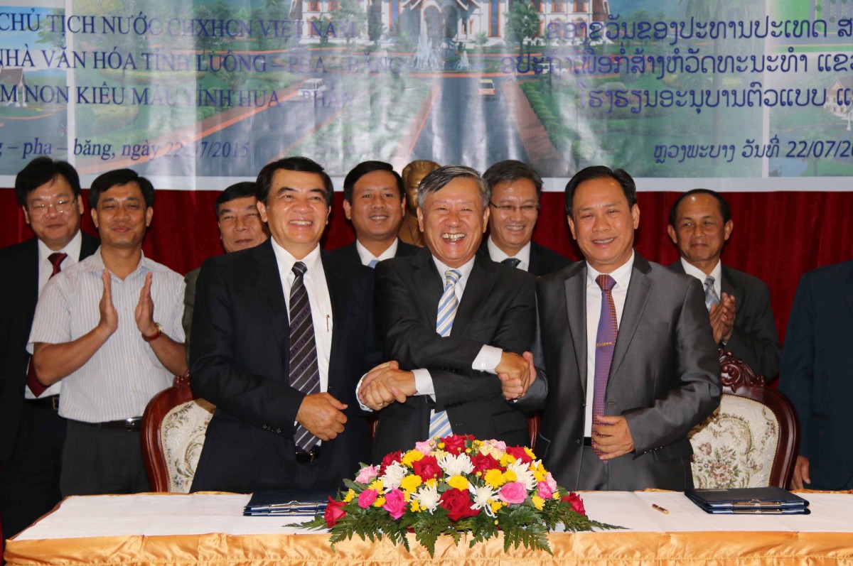 Ngày 22/7, tại Luang Prabang (Lào), thừa Ủy quyền của Chủ tịch nước Trương Tấn Sang, Đại sứ Việt Nam tại CHDCND Lào Nguyễn Mạnh Hùng đã trao số tiền 55 tỷ đồng, quà tặng của Chủ tịch nước Trương Tấn Sang, để xây dựng một  nhà văn hóa tại Luang Prabang và