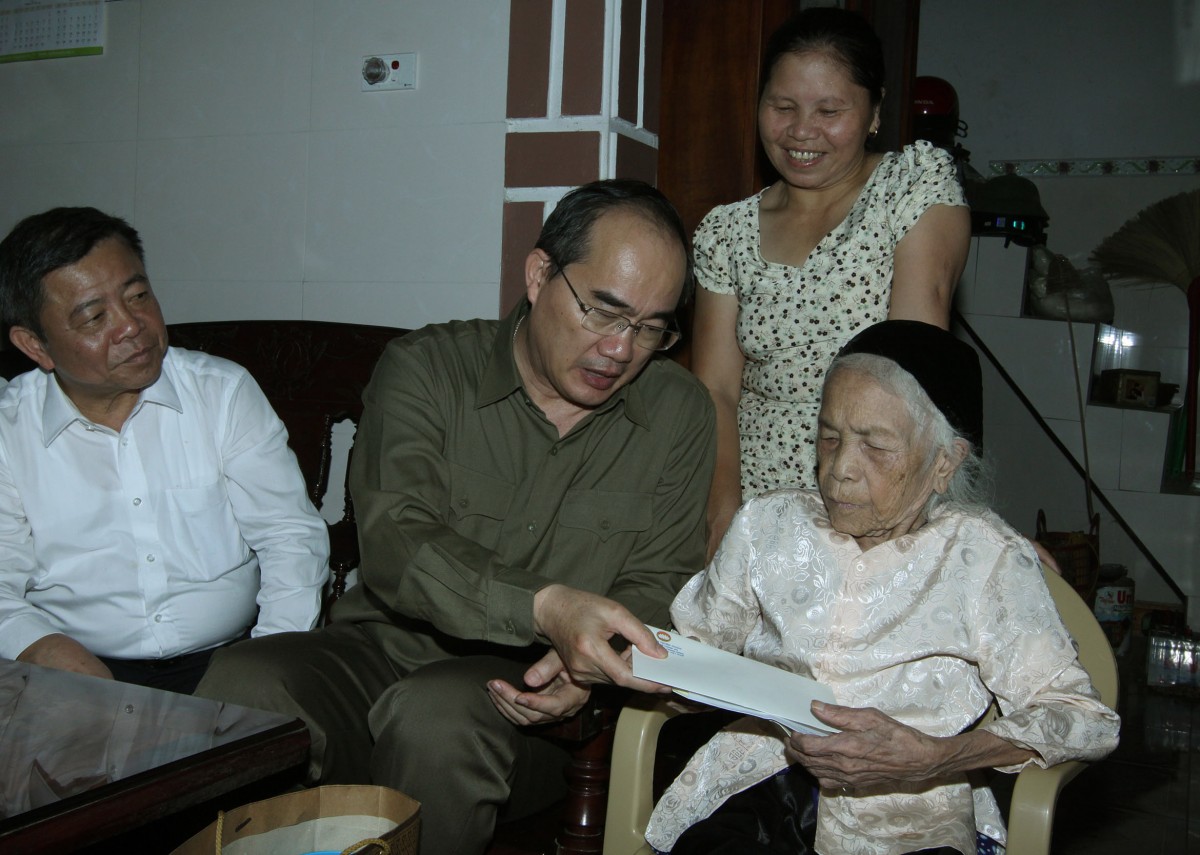 Nhân dịp kỷ niệm 68 năm Ngày Thương binh - Liệt sĩ (27/7/1947 – 27/7/2015), sáng 22/7, đồng chí Nguyễn Thiện Nhân, Ủy viên Bộ Chính trị, Chủ tịch Ủy ban Trung ương Mặt trận Tổ quốc Việt Nam đã dâng hương tại Khu di tích lịch sử Ngã ba Đồng Lộc, tại xã Đồn