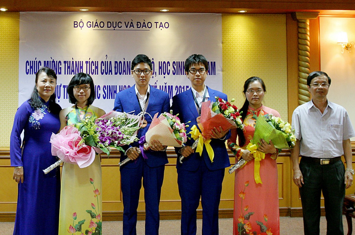 Sáng 22/7, tại Sân bay Quốc tế Nội Bài Hà Nội, Bộ Giáo dục và Đào tạo tổ chức lễ đón và trao Bằng khen của Bộ trưởng Bộ Giáo dục và Đào tạo cho đoàn học sinh Việt Nam tham dự kỳ thi Olympic Sinh học quốc tế 2015. Kỳ thi Olympic Sinh học quốc tế 2015 được tổ chức tại Đan Mạch, đoàn học sinh Việt Nam có 4 học sinh tham gia, cả 4 thí sinh đều đoạt được giải, gồm có 1 Huy chương Bạc, 2 Huy chương Đồng và 1 thí sinh nhận được Bằng khen. Trong ảnh: Trong ảnh: Thứ trưởng Bộ Giáo dục và Đào tạo Nguyễn Thị Nghĩa chụp ảnh chung với các em trong đội tuyển Olympic Sinh học quốc tế 2015 tại lễ đón. Ảnh: Quý Trung – TTXVN