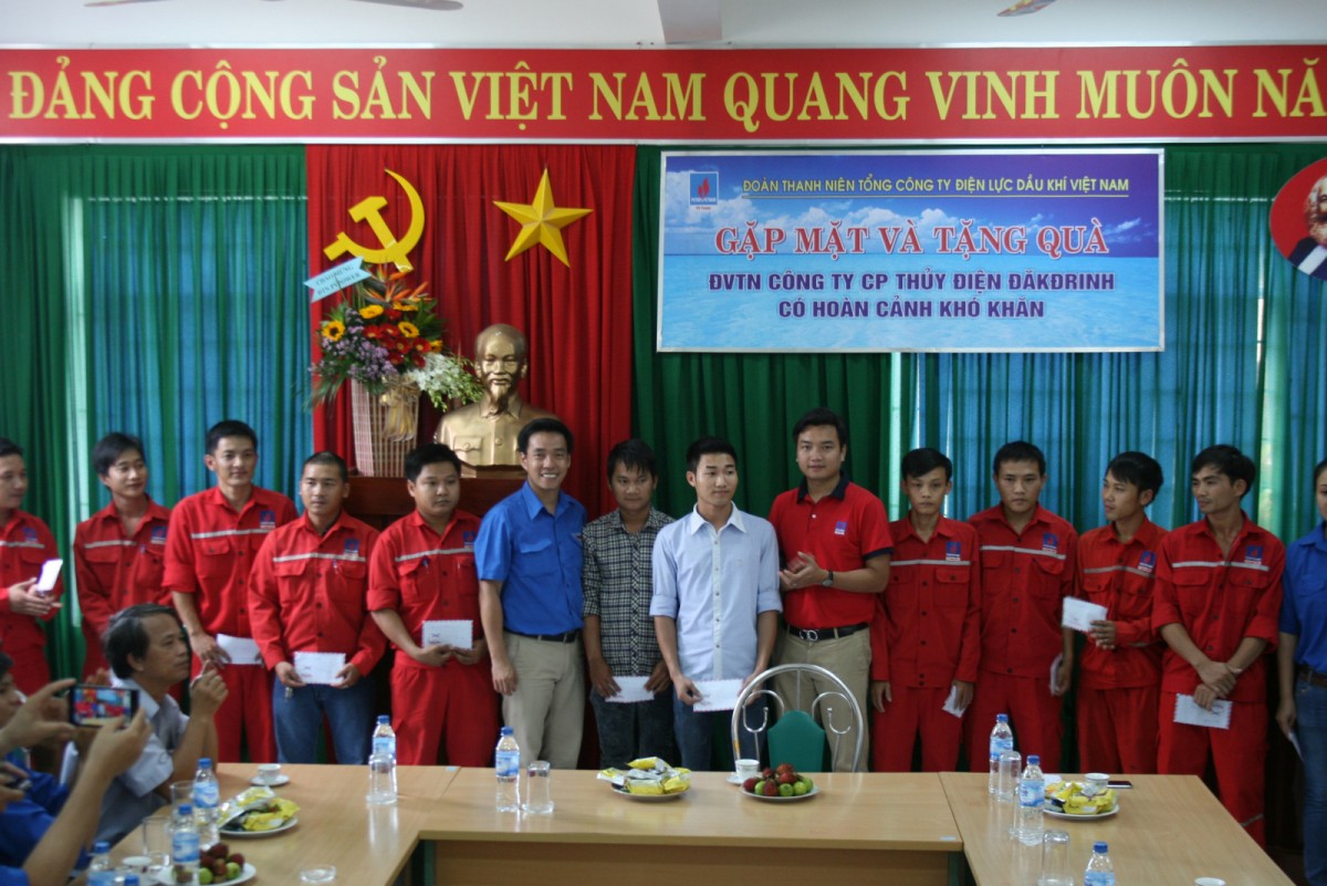 Đại điện Đoàn thanh niên PV Power và PVC trao quà cho 20 đoàn viên thanh niên của Nhà máy thủy điện Đăkđrinh có hoàn cảnh khó khăn.
