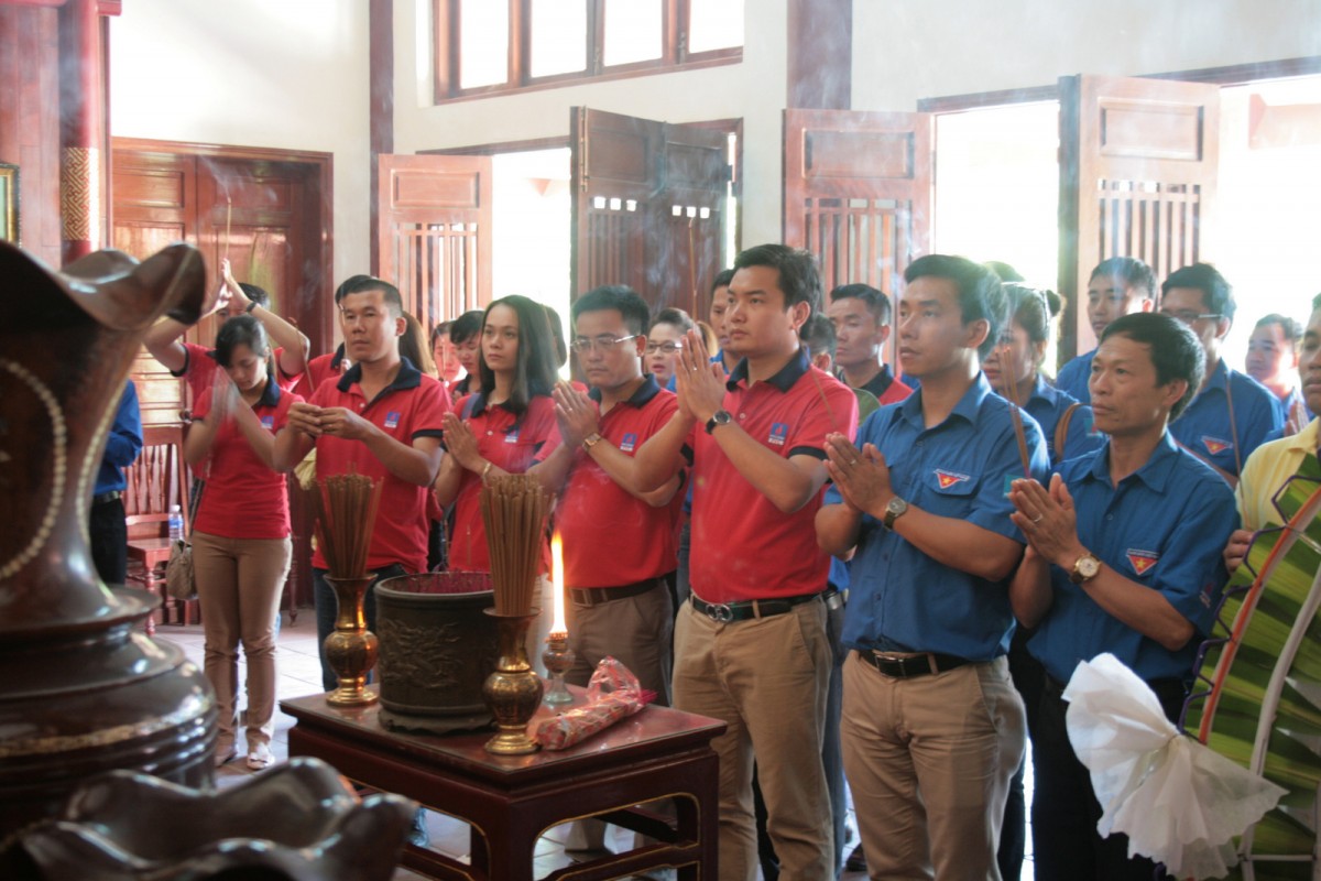 Đoàn dâng hương tưởng niệm cố Thủ tướng Phạm Văn Đồng.