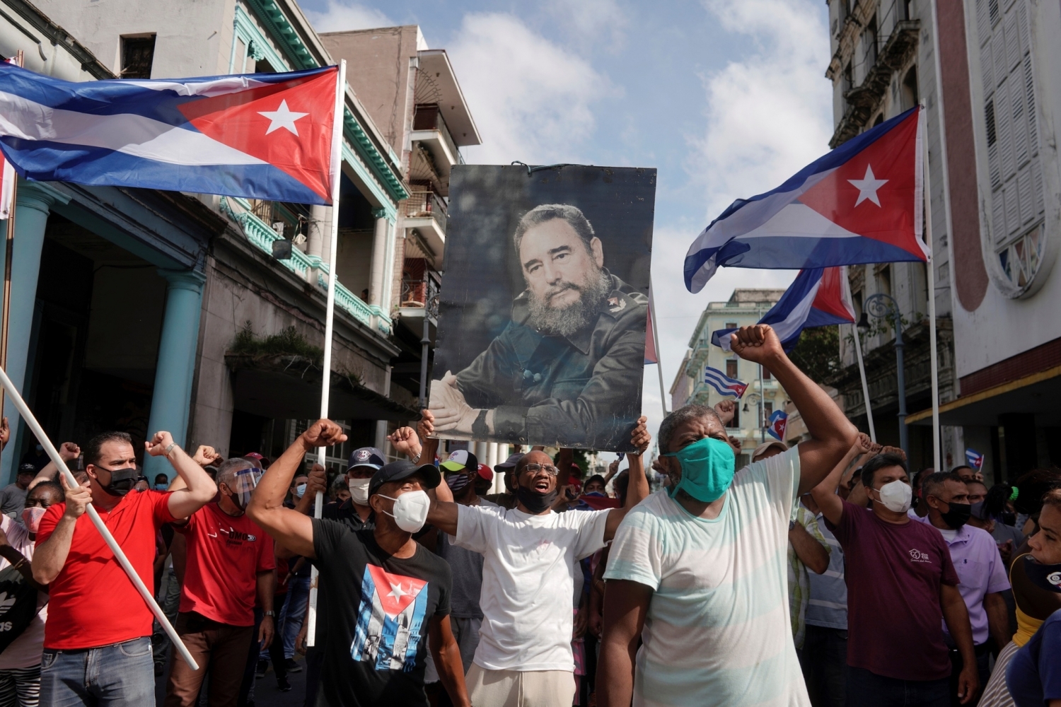 Nga điều 2 máy bay chở hàng viện trợ cho Cuba