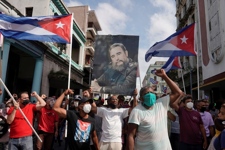 Người ủng hộ chính phủ Cuba cầm ảnh cố Chủ tịch Fidel Castro xuống đường ở Havana vào ngày 11.7.
