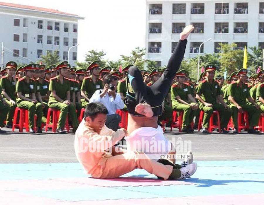 Đòn kẹp cổ trứ danh của Vovinam.