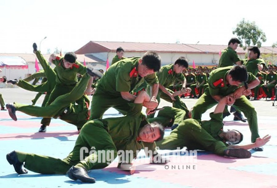 Màn trình diễn khống chế đối tượng có dao bằng tay không.