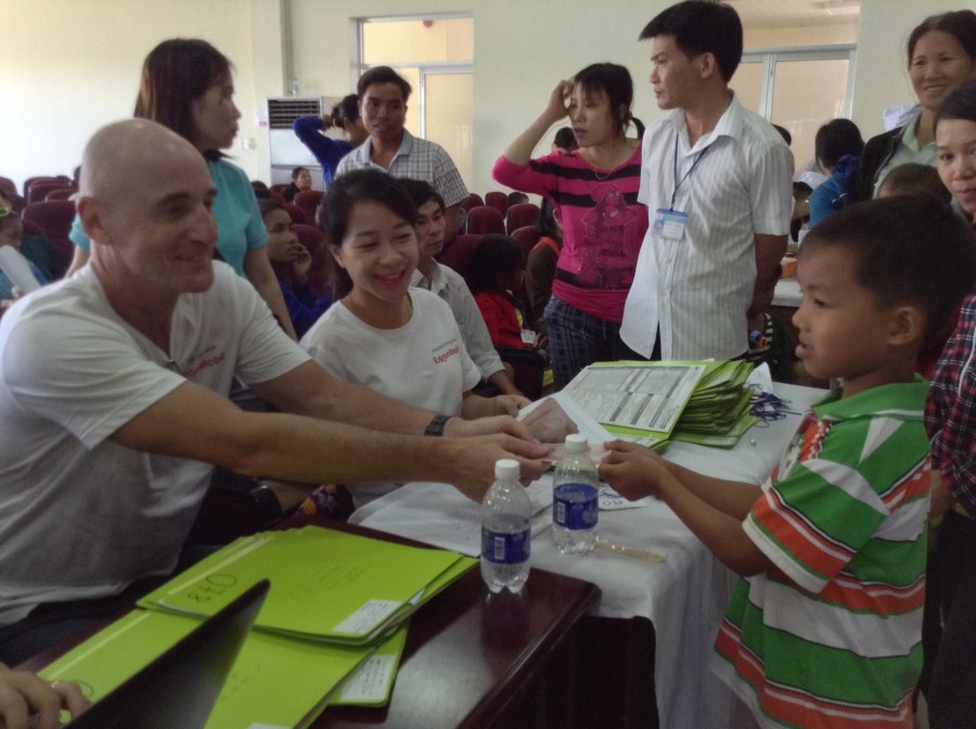 Ông Greg Smith hỗ trợ trao kinh phí đi lại cho bệnh nhân