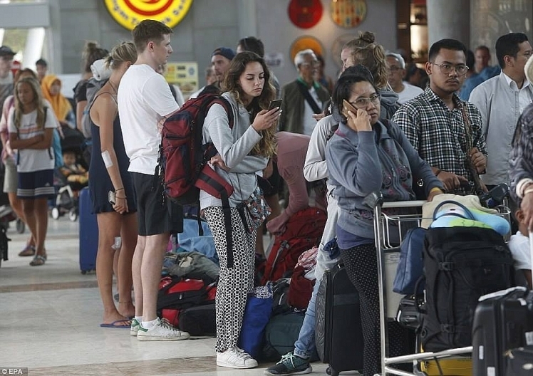 Khách du lịch tháo chạy khỏi đảo Lombok, Indonesia sau động đất