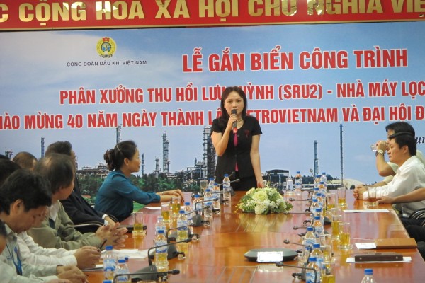 gan bien cong trinh chao mung ky niem 40 nam ngay thanh lap tap doan dau khi viet nam va dai hoi dang toan quoc lan thu xii 1