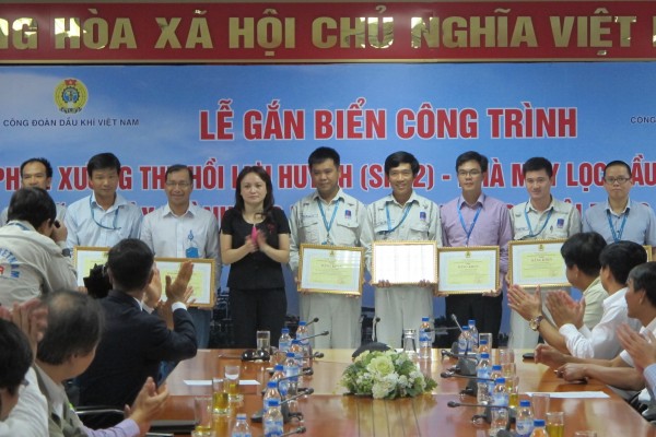 gan bien cong trinh chao mung ky niem 40 nam ngay thanh lap tap doan dau khi viet nam va dai hoi dang toan quoc lan thu xii 2