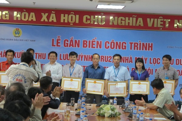 gan bien cong trinh chao mung ky niem 40 nam ngay thanh lap tap doan dau khi viet nam va dai hoi dang toan quoc lan thu xii 3