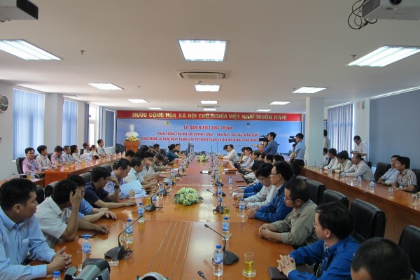 gan bien cong trinh chao mung ky niem 40 nam ngay thanh lap tap doan dau khi viet nam va dai hoi dang toan quoc lan thu xii 6
