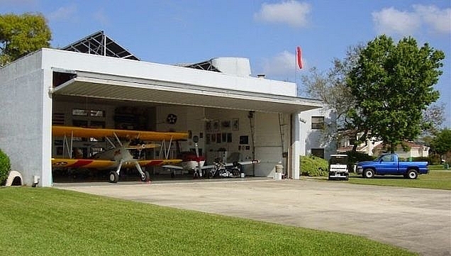 Đến thị trấn người dân đi máy bay riêng để ăn sáng