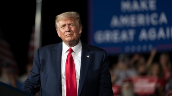 Tổng thống Trump thừa nhận giảm nhẹ sự trầm trọng của virus corona