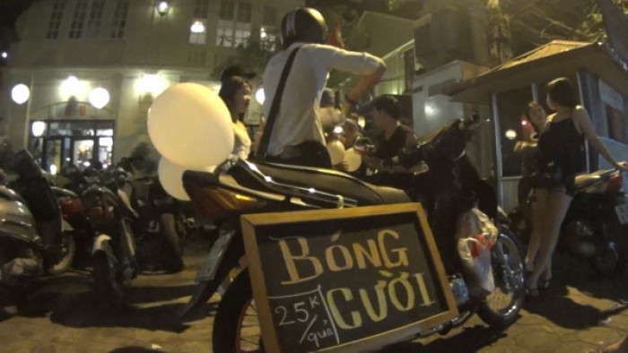 an hoa bong cuoi trong quan bar