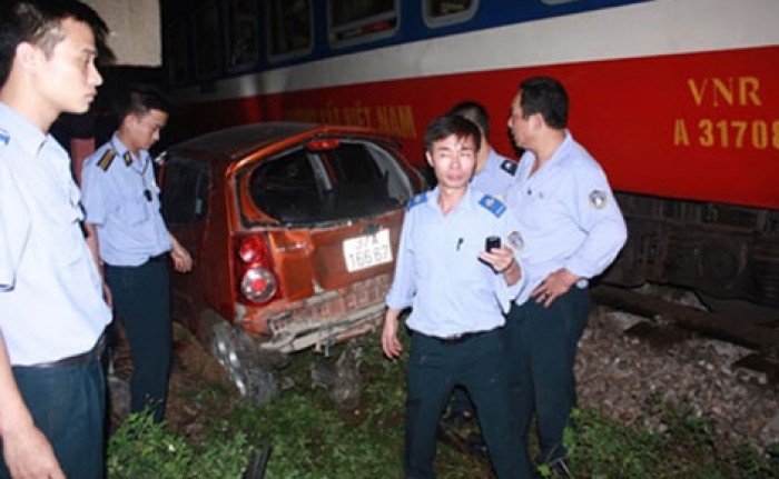 4 nguoi tren oto bi tau hoa dam vang hon 15 m