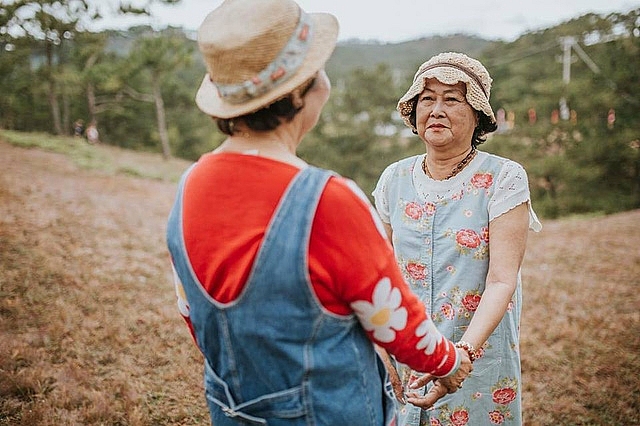 bo anh hai cu ba u80 nam tay nhau di du lich da lat gay sot cong dong