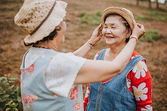 bo anh hai cu ba u80 nam tay nhau di du lich da lat gay sot cong dong