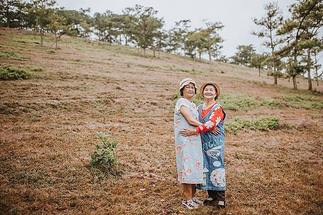 bo anh hai cu ba u80 nam tay nhau di du lich da lat gay sot cong dong