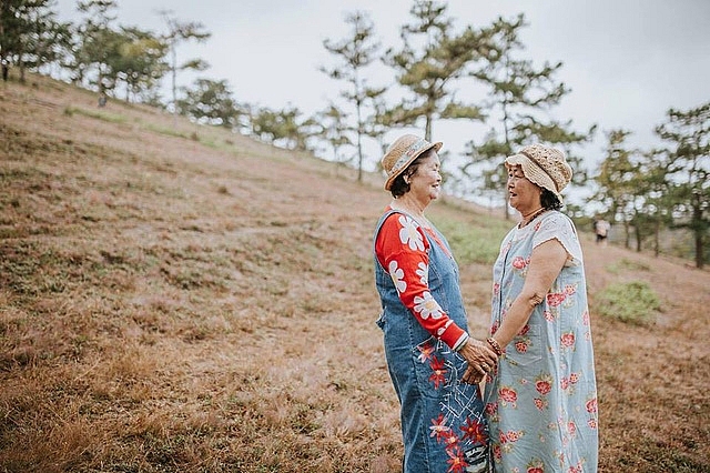 bo anh hai cu ba u80 nam tay nhau di du lich da lat gay sot cong dong