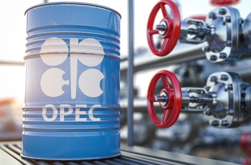 OPEC+ làm thị trường choáng váng, các tổ chức đồng loạt hạ dự báo