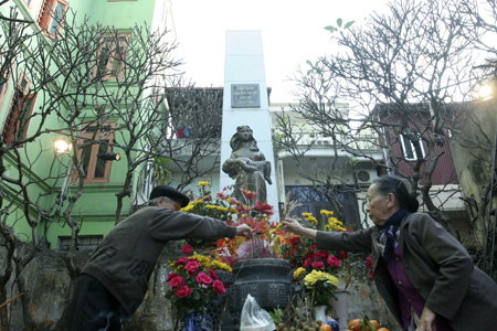 Bà con dân phố thắp nhang tưởng nhớ đến những nạn nhân trong đêm 26/12/1972 trong tượng đài.