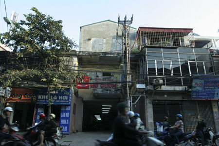 Bà con dân phố thắp nhang tưởng nhớ đến những nạn nhân trong đêm 26/12/1972 trong tượng đài.