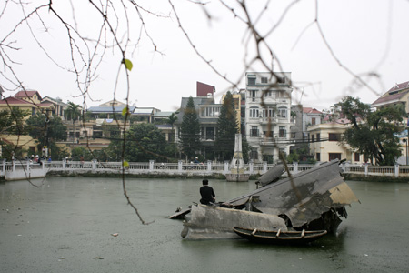 Bà con dân phố thắp nhang tưởng nhớ đến những nạn nhân trong đêm 26/12/1972 trong tượng đài.