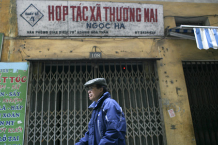 Bà con dân phố thắp nhang tưởng nhớ đến những nạn nhân trong đêm 26/12/1972 trong tượng đài.