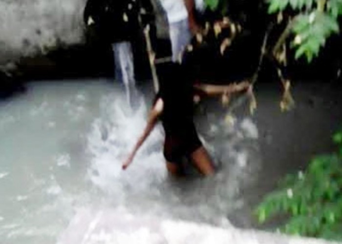 co gai ngao da chui xuong muong tam nuoc thai
