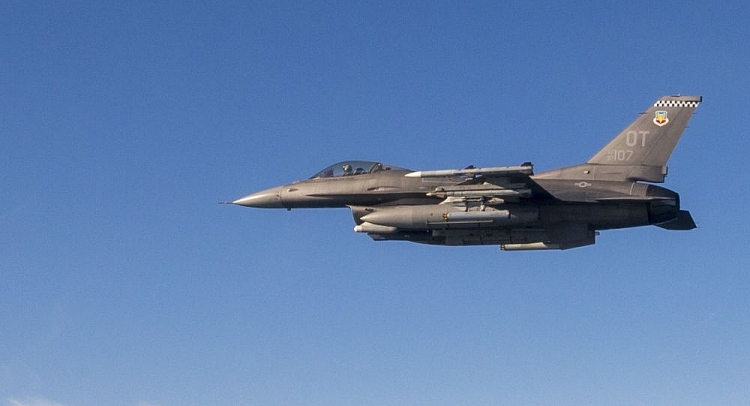 tiem kich f 16 ban roi uav trong lan dau thu ten lua gia re