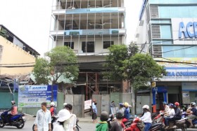 Đứt cáp khi gắn kính cao ốc, 6 người bị thương