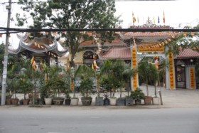 "Nhập vai" nhân viên điện lực, lừa hàng loạt... nhà chùa