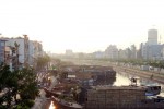 nhon nhip cho hoa tren ben duoi thuyen xuan binh than