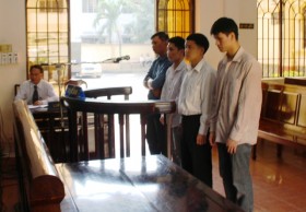 Tuyên án phóng viên “làm tiền” sau mặt báo