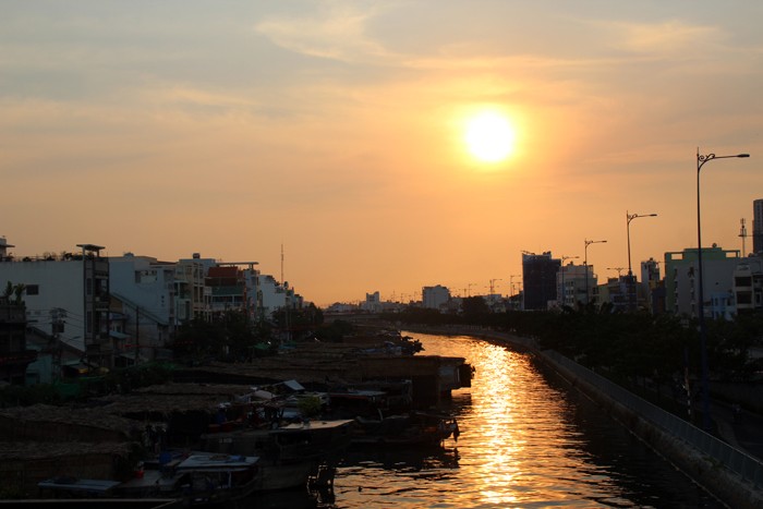 nhon nhip cho hoa tren ben duoi thuyen xuan binh than
