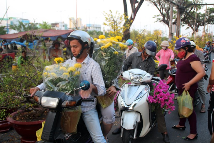 nhon nhip cho hoa tren ben duoi thuyen xuan binh than