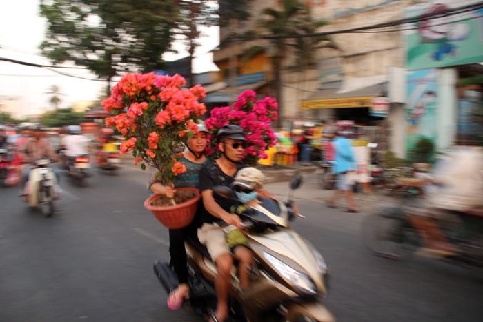 nhon nhip cho hoa tren ben duoi thuyen xuan binh than