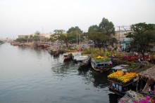 cho hoa dem quang ba tap nap ke ban nguoi mua