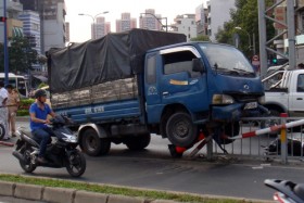 Xe tải tông xe máy rồi leo lên rào phân cách