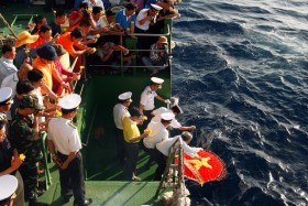 Tưởng niệm các liệt sĩ hy sinh trên vùng biển đảo Gạc Ma