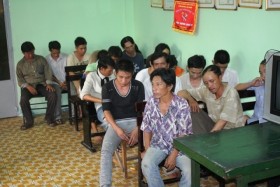 Sinh viên, giảng viên say mê cá độ trong quán cà phê