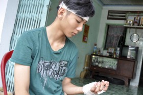 Xông vào UBND phường chém người