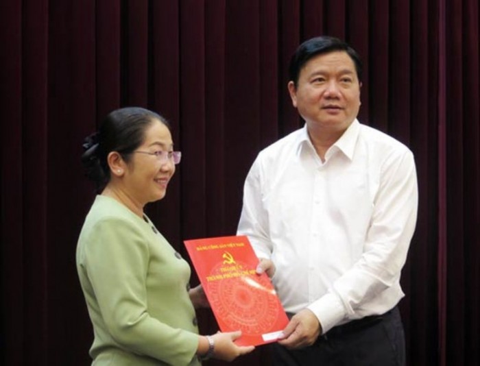 bi thu thanh uy trao quyet dinh cua bo chinh tri ve nhan su tp hcm