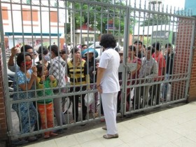 Nữ hộ lý chết tại bệnh viện với 2 con dao cắm trên ngực