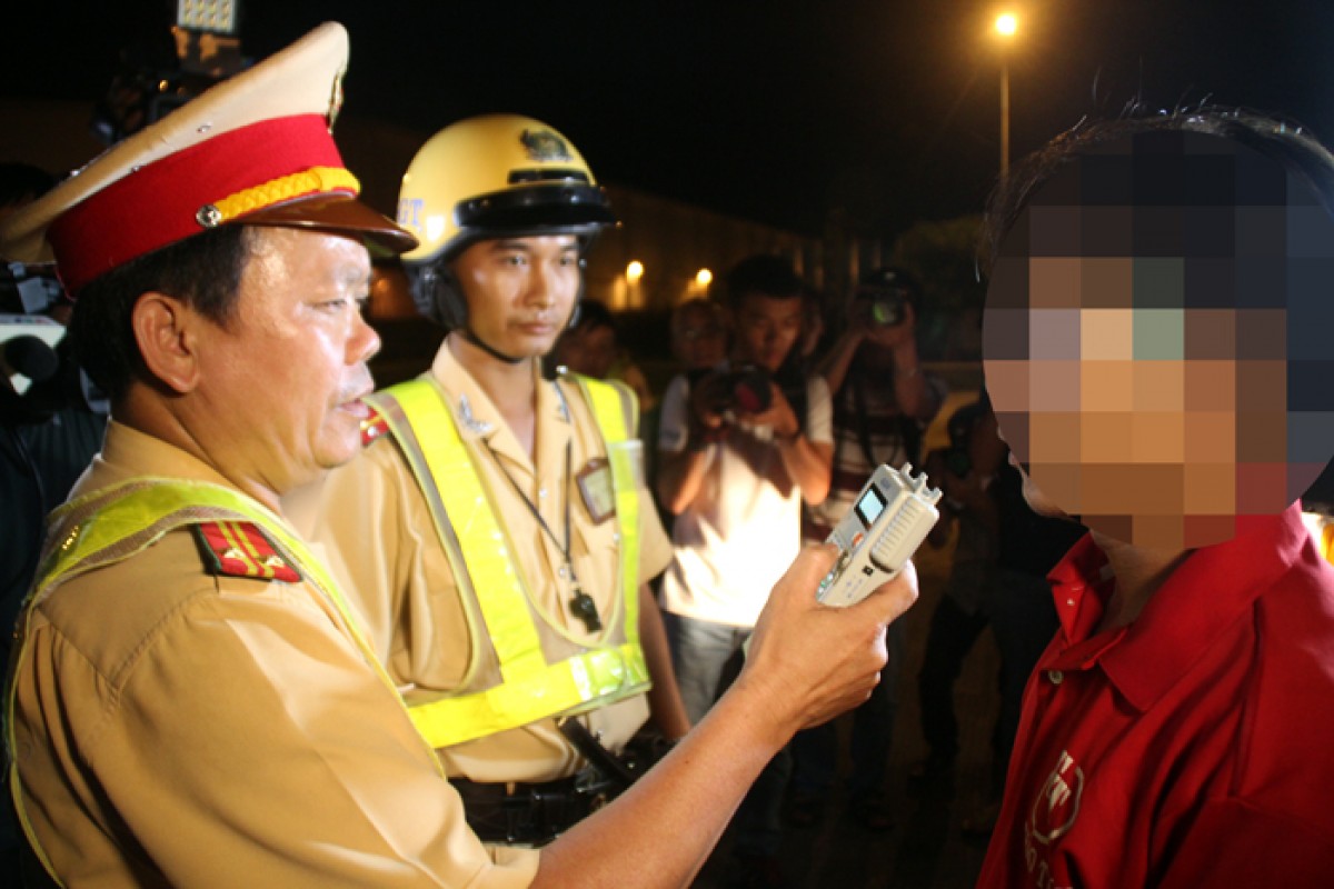 gan camera giam sat giao thong o cac cua ngo tp hcm