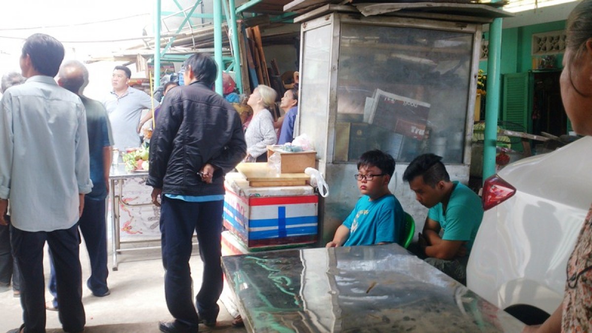 Người dân hiếu kỳ trước hiện trường xảy ra án mạng.