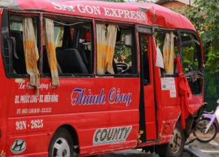 Xe khách lật ngang, hành khách hoảng loạn kêu cứu