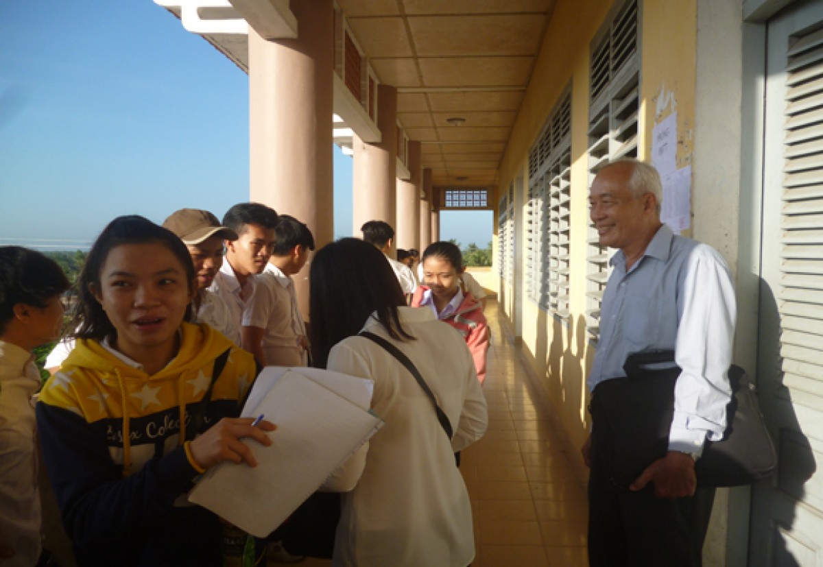 Cụ ông Hồ Ngọc Cảnh trước giờ thi tốt nghiệp THPT. 