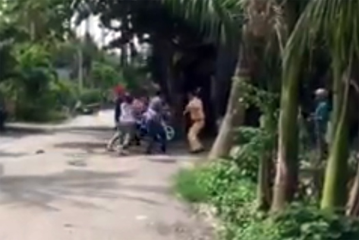 3 thanh nien say xin danh hoi dong csgt